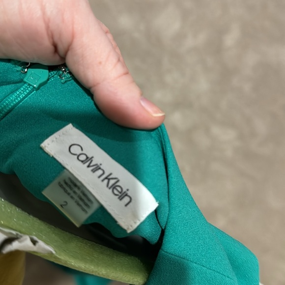 Calvin Klein. Size 2 - Picture 4 of 4